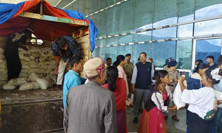 आपदा प्रभावित क्षेत्रों में राहत कार्य लगातार जारी, जिलाधिकारी ने