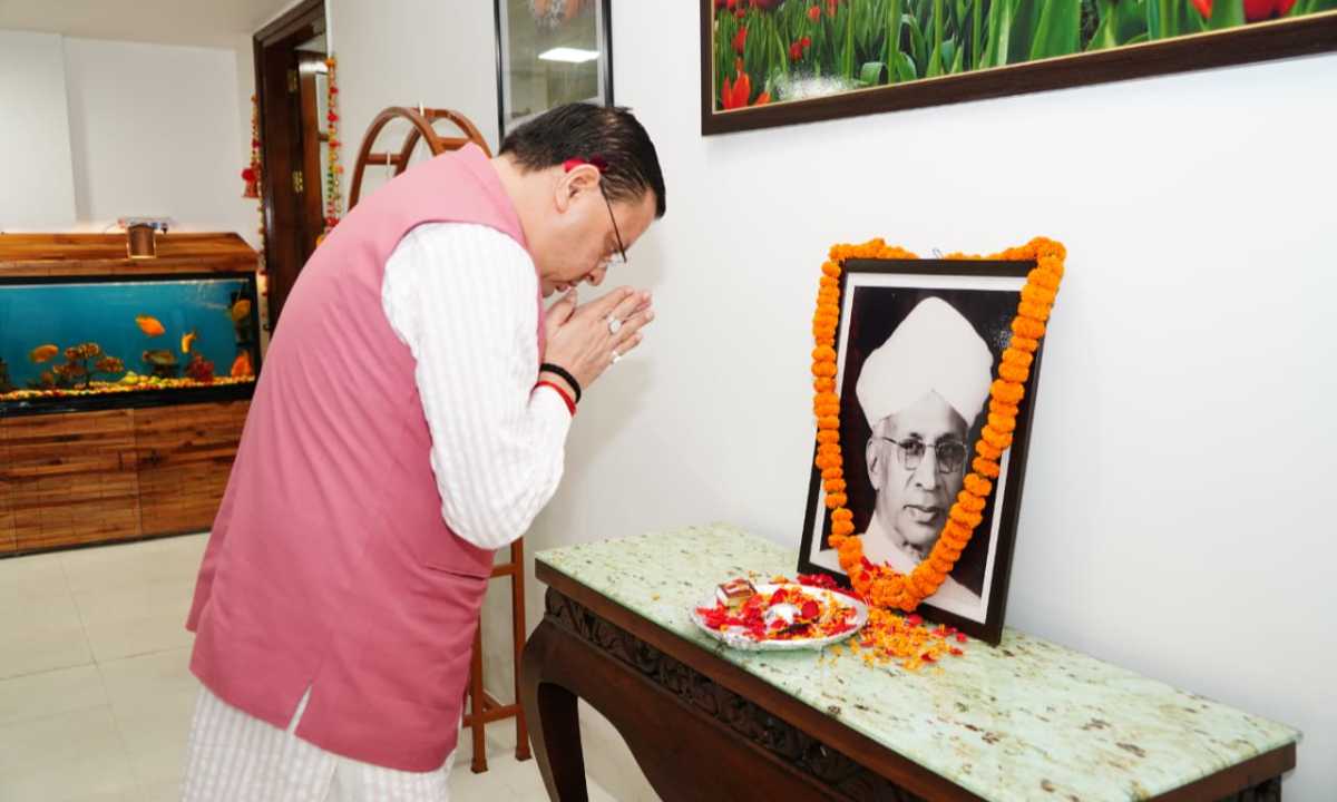 मुख्यमंत्री धामी ने डॉ. राधाकृष्णन की जयंती पर उनके चित्र