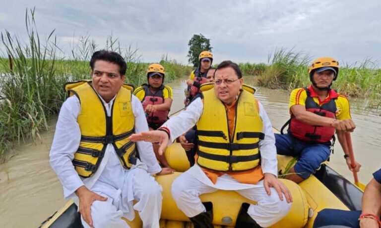 भारी बारिश के बीच ट्रैक्टर से पहुँचे हरिद्वार के लक्सर