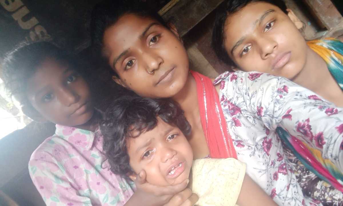 बिन मां की 04 निर्धन बेटियां; जो आज तक नही