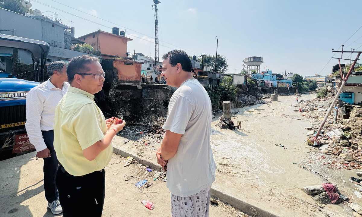डीएम के निर्देश पर प्रभावितों के द्वार-द्वार दौड़ रहे प्रशासन