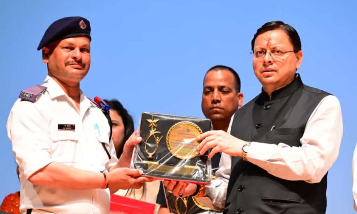 मुख्यमंत्री पुष्कर सिंह धामी में आपदा में सहयोग वाले कर्मियों