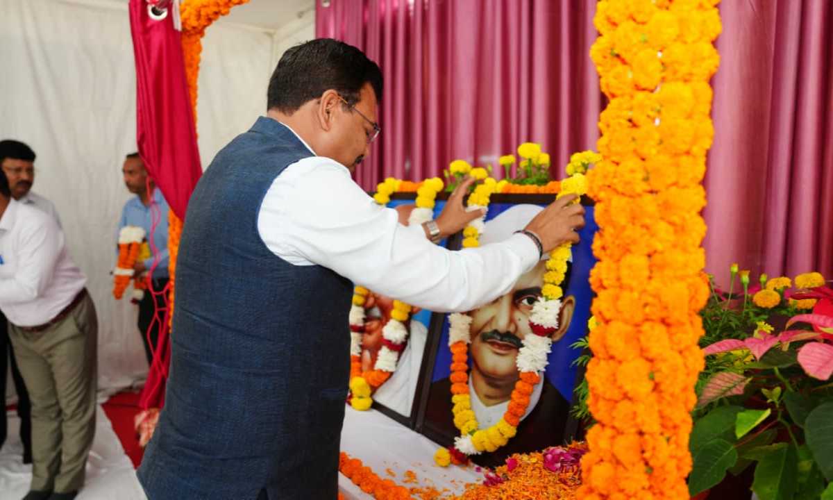 मुख्य सचिव ने राष्ट्रपिता महात्मा गांधी और पूर्व प्रधानमंत्री की