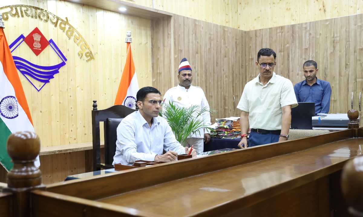 70 वर्षीय बुजुर्गों से अपने तीन नौनिहालों वाले बेटे बहु