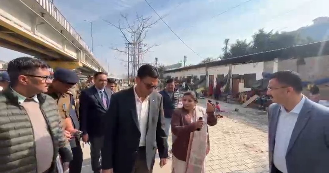 आईएसबीटी निकासी गेट पर बने निर्माण ध्वस्त; चौकी शिफ्ट करने