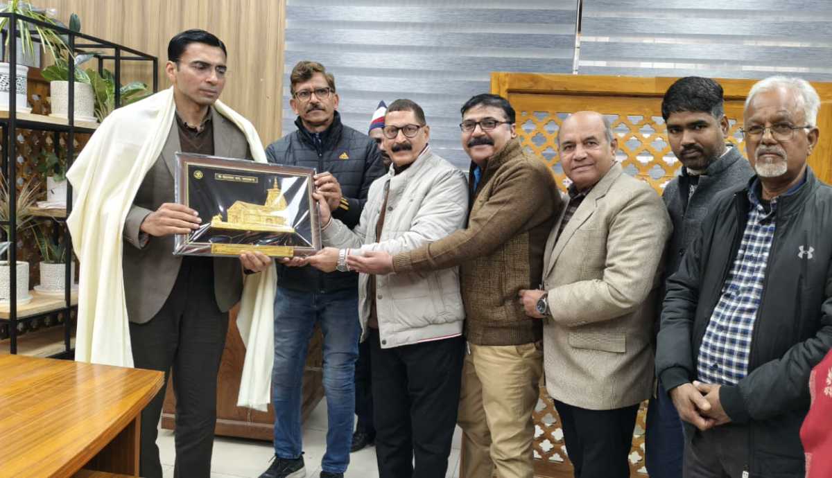 डीएम को उत्कृष्ट सेवा कार्यों के लिए जर्नलिस्ट यूनियन ने