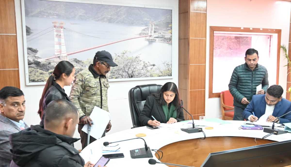 जनता दरबार कार्यक्रम में सीडीओ टिहरी ने सुनी जन समस्याएं