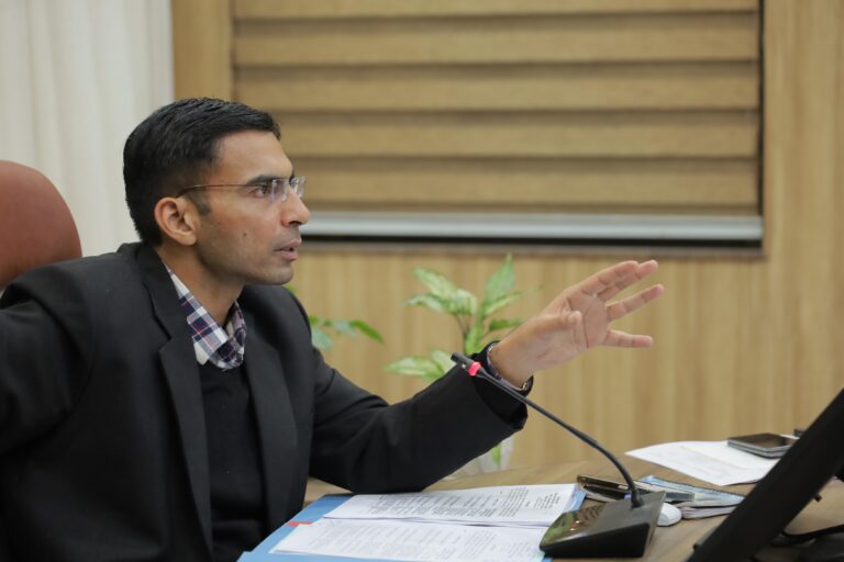 सीएम के निर्देश पर बच्चों की जान का जोखिम बने