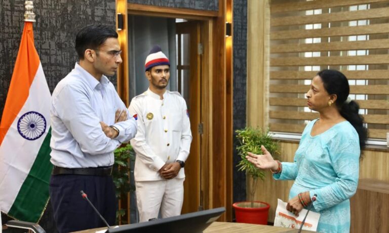 मां के पांव गिरकर माफी मांगो, वरना होगा जिला बदर