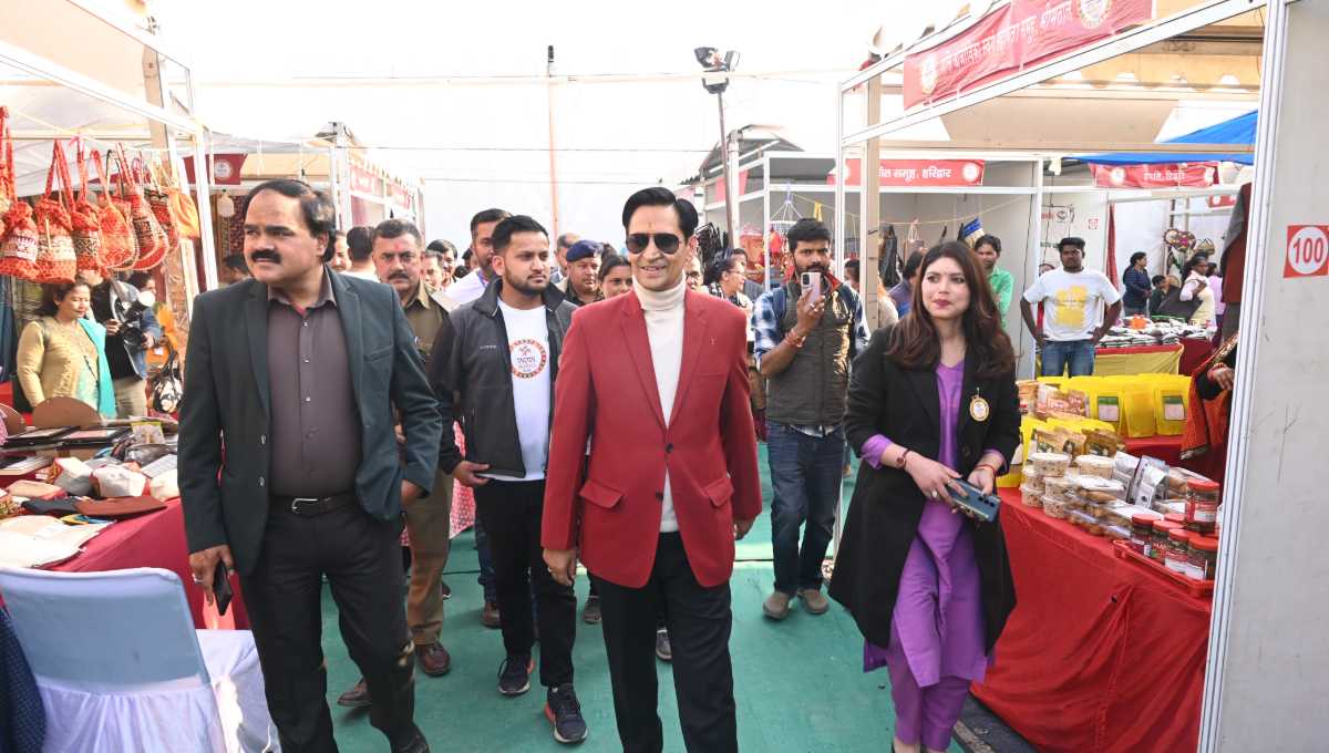 सरस आजीविका मेले में पहुंचे आयुक्त दीपक रावत, स्टालों का