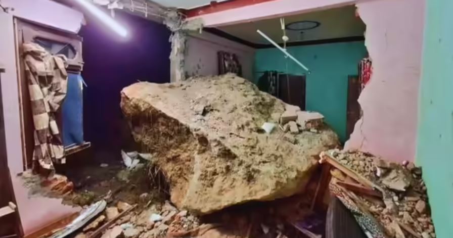 पिथौरागढ़ पिथौरागढ़ में पहाड़ से गिरा पत्थर, मकान की दीवार