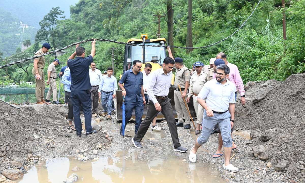 आपदा पीडितों से मिले डीएम, हर संभव मदद का दिया