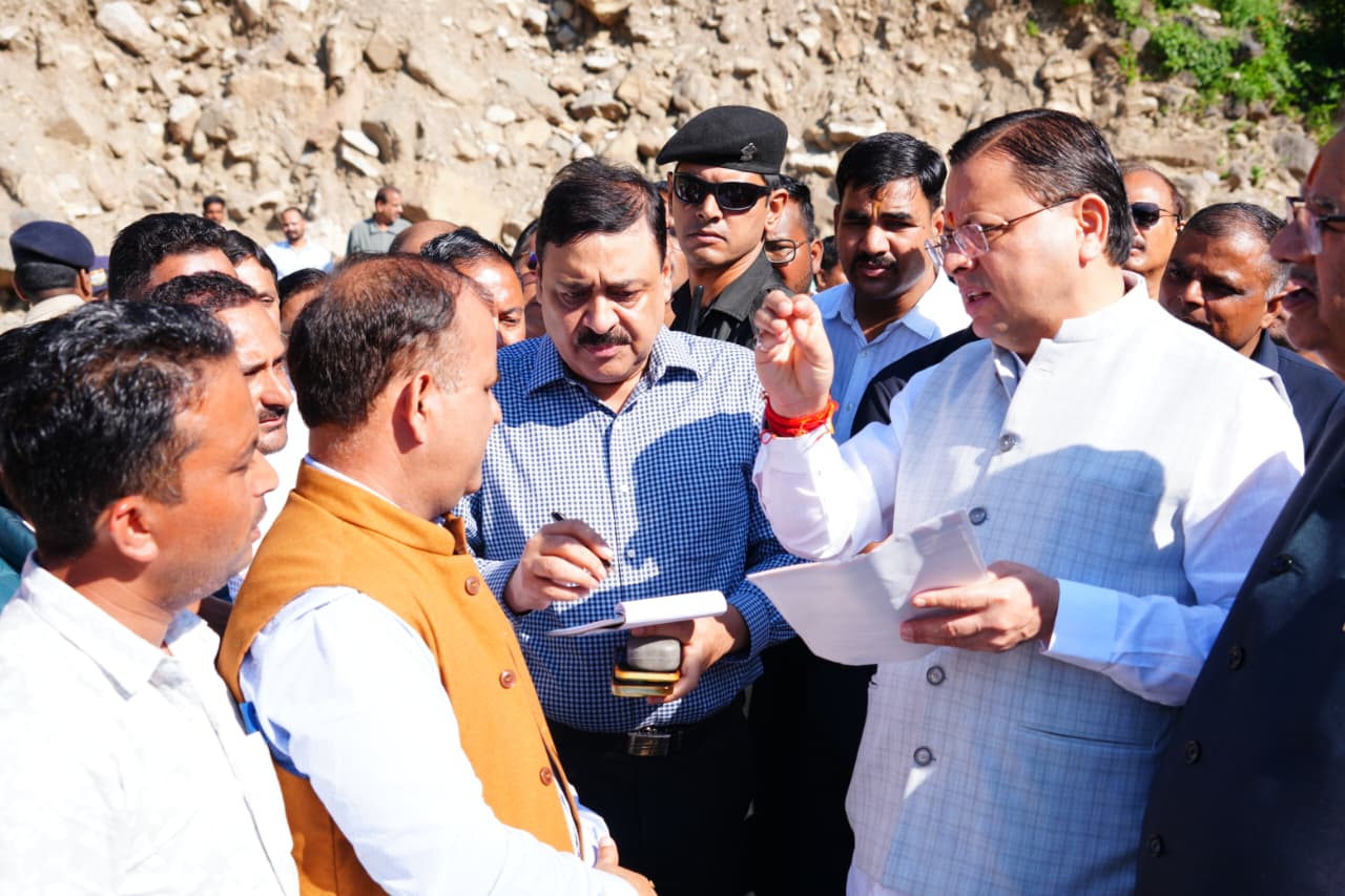 मुख्यमंत्री पुष्कर सिंह धामी ने आपदा प्रभावितों के बीच मनाई