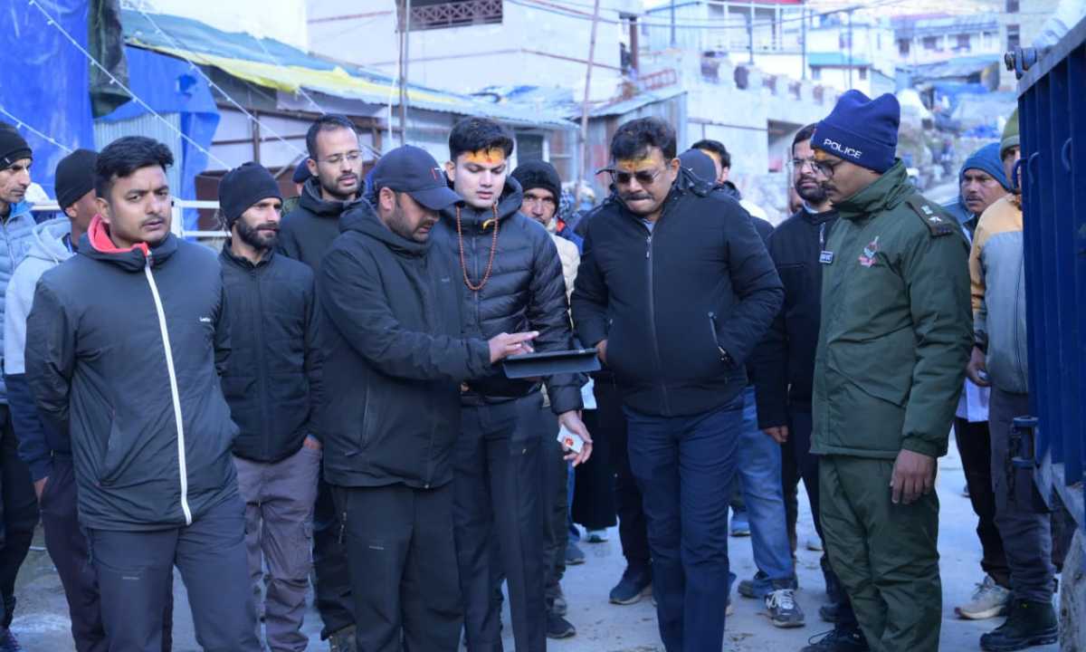 मुख्य सचिव आनन्द बर्द्धन ने केदारनाथ यात्रा व्यवस्थाओं का लिया