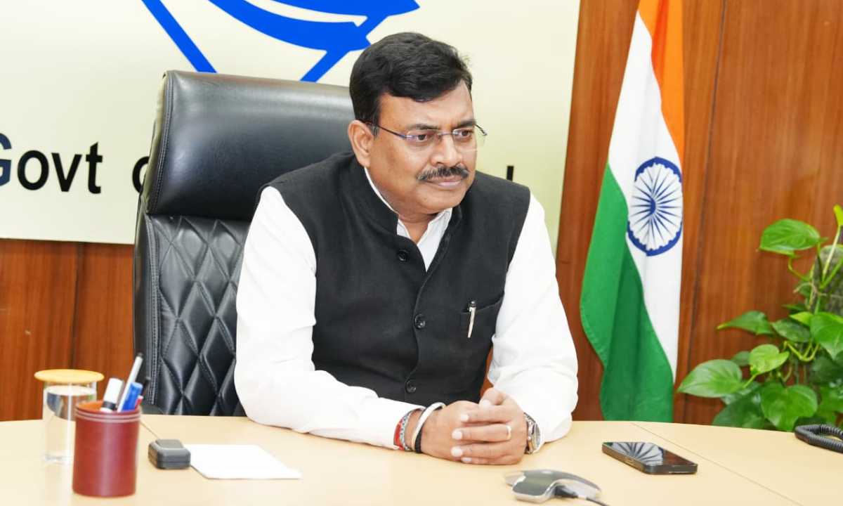 मुख्य सचिव आनंद बर्द्धन ने प्रदेश में झुग्गी बस्तियों के
