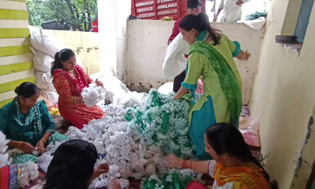 राजधानी दून में समूह की महिलाओं ने तैयार की दिवाली