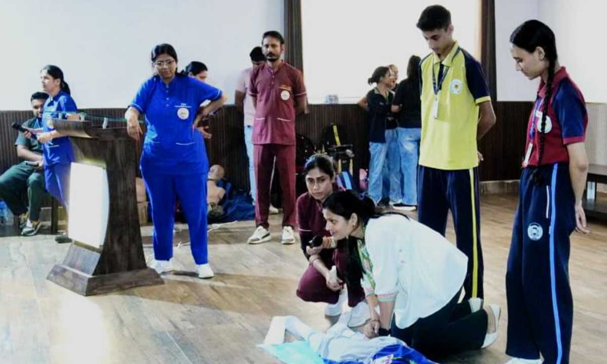 एम्स ऋषिकेश में ट्रॉमा रथ के साथ विश्व आघात सप्ताह