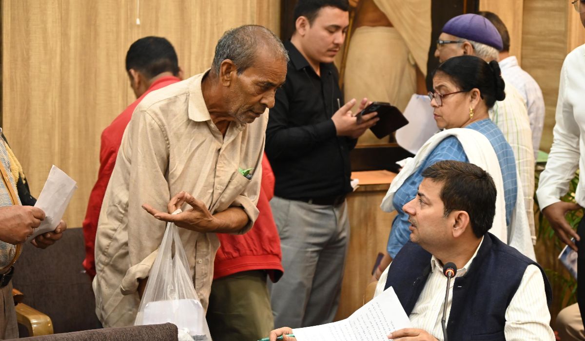 जनता दरबार में 134 फरियादें सुनीं, कई मामलों का मौके