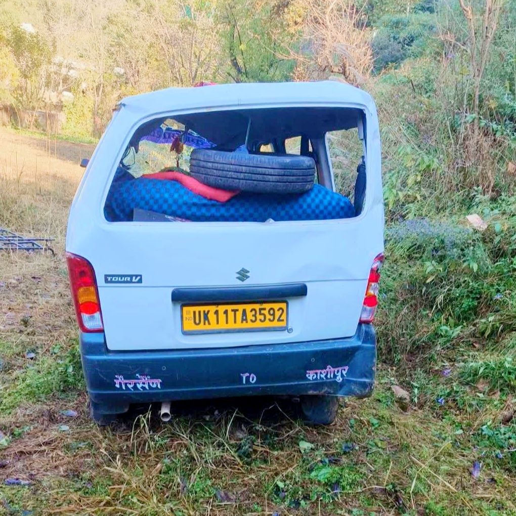 बारातियों से भरा वाहन हुआ दुर्घटनाग्रस्त, 2 गंभीर घायलों को