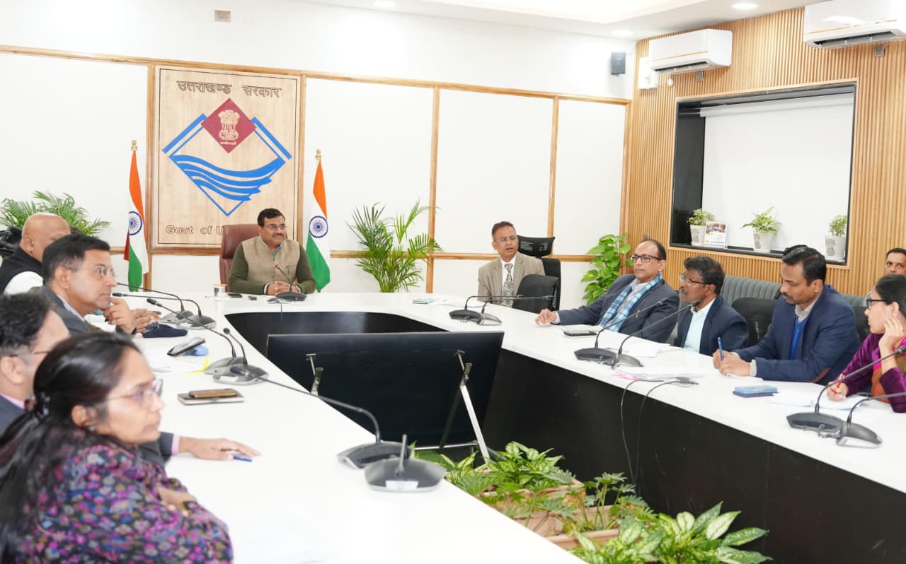 मुख्य सचिव आनन्द बर्द्धन ने विभागों की प्रगति की समीक्षा