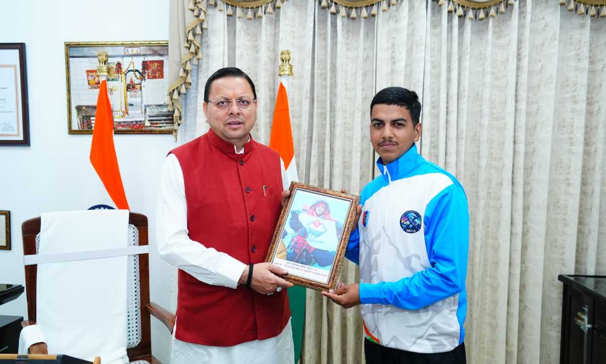 मुख्यमंत्री पुष्कर सिंह धामी से माउंट एवरेस्ट फतह करने वाले