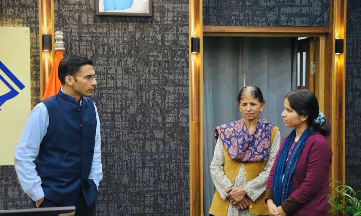 निजी संस्थान में नौकरी मिलने उपरांत माता संग प्रशासन का