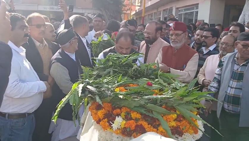 पंचतत्व में विलिन हुए दिवाकर भट्ट, बेटे ने दी मुखाग्नि,