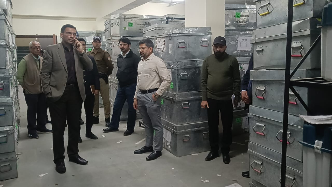 डीएम ने किया EVM–VVPAT वेयरहाउस का निर्धारित प्रोटोकॉल के अनुरूप