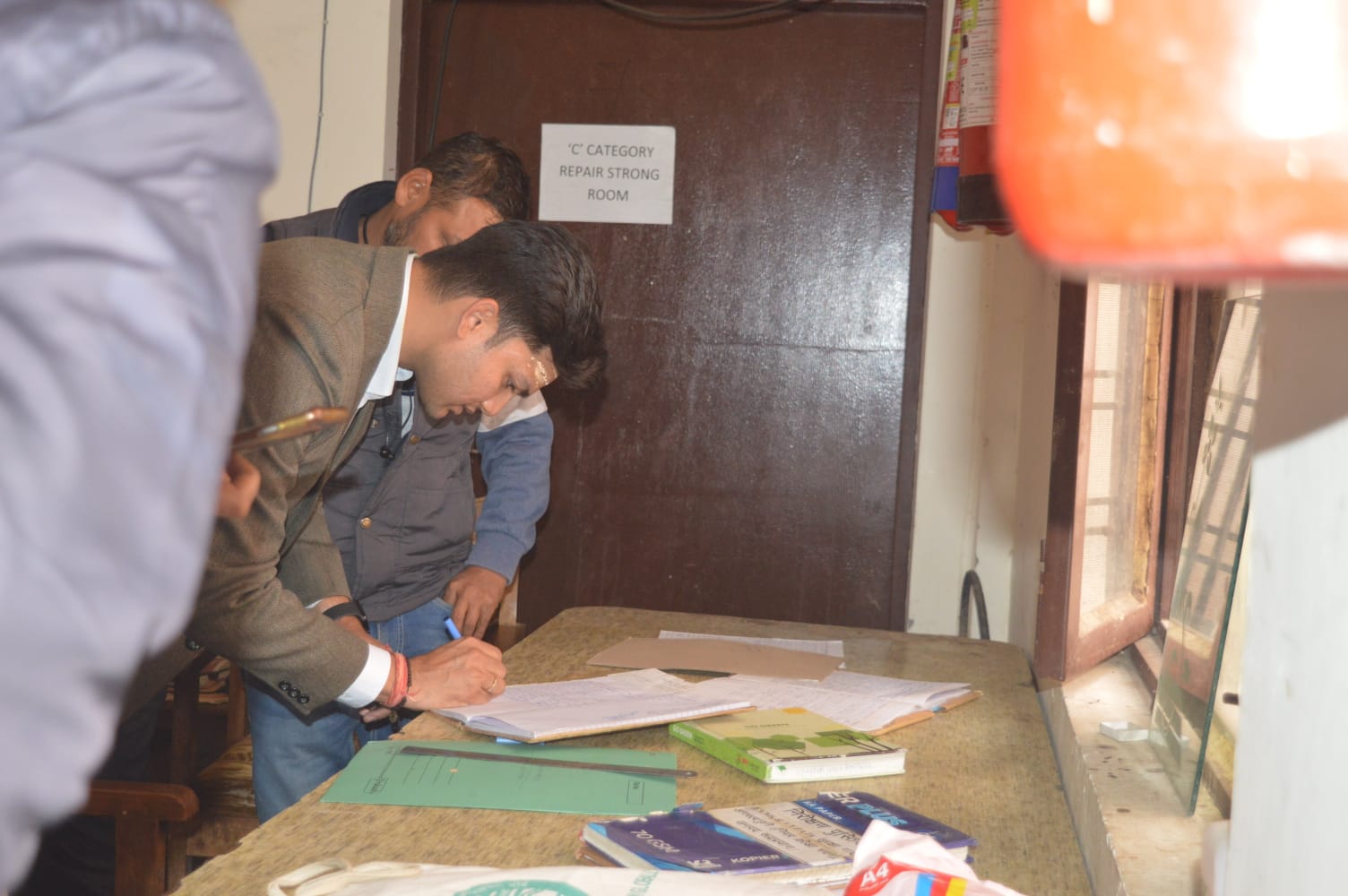 जिलाधिकारी प्रतीक जैन ने किया ईवीएम एवं वीवीपैट वेयरहाउस का