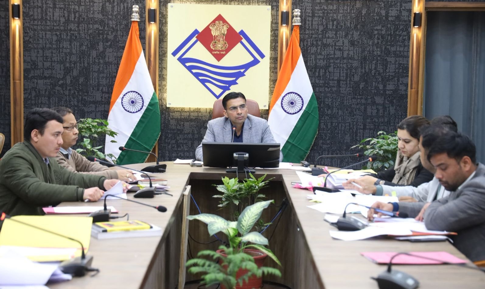 लंबित राजस्व वादों पर डीएम सख्त, एक साल पुराने मामलों