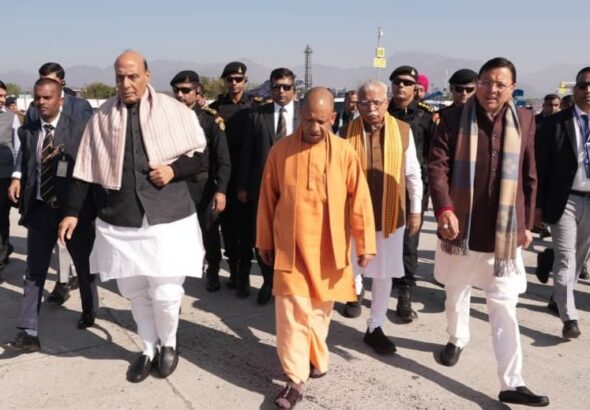 जौलीग्रांट एयरपोर्ट पर मुख्यमंत्री धामी ने केंद्रीय रक्षा मंत्री व