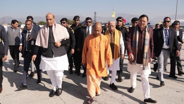 जौलीग्रांट एयरपोर्ट पर मुख्यमंत्री धामी ने केंद्रीय रक्षा मंत्री व