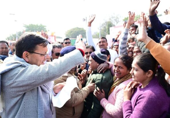 माघ खिचड़ी भोज में शामिल हुए मुख्यमंत्री धामी, खड़ी होली