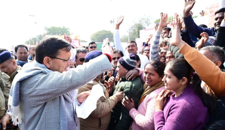 माघ खिचड़ी भोज में शामिल हुए मुख्यमंत्री धामी, खड़ी होली