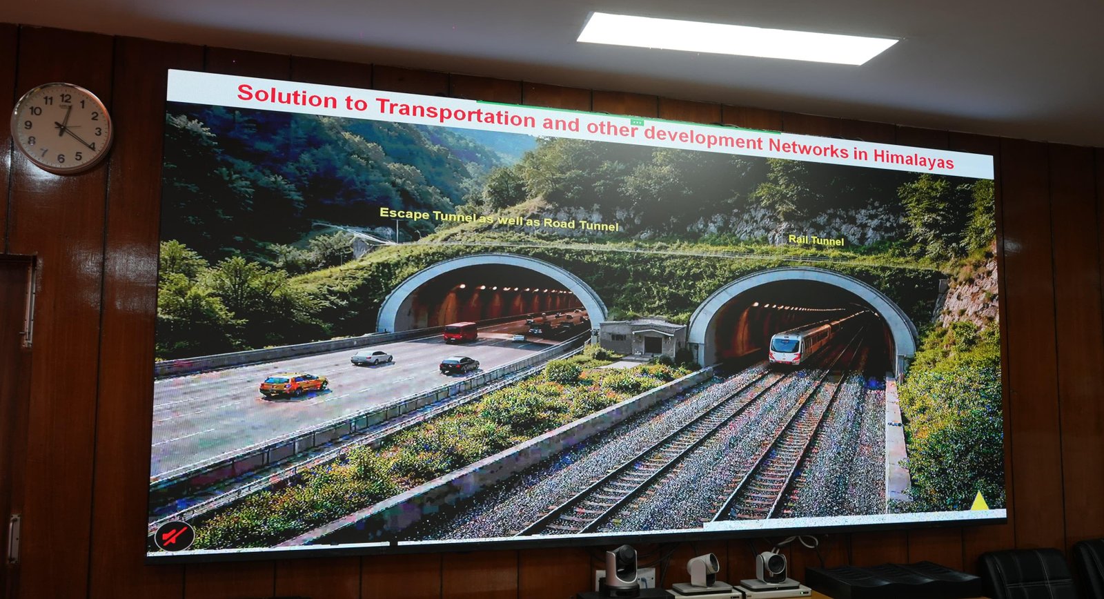 रेल परियोजनाओं में तेजी, एस्केप टनल को पैरेलल रोड बनाने