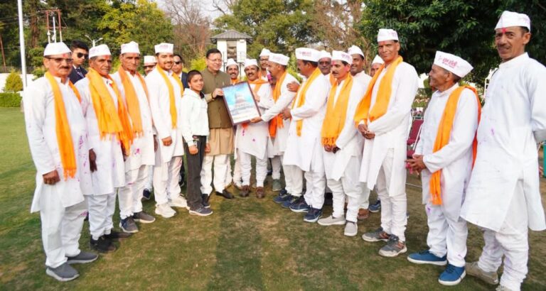 पुष्कर सिंह धामी को चम्पावत के होल्यारों ने दी होली