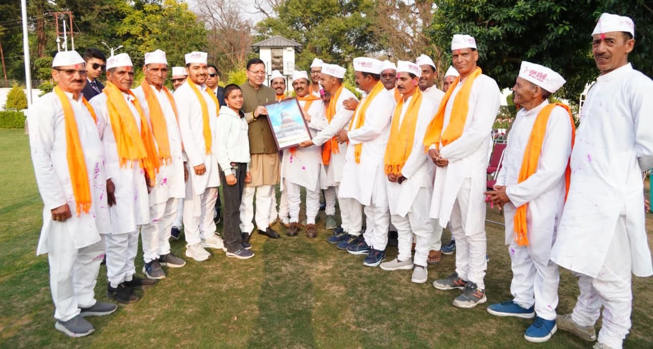 पुष्कर सिंह धामी को चम्पावत के होल्यारों ने दी होली