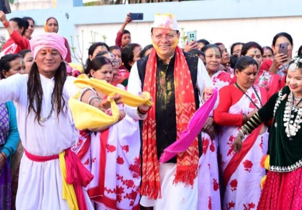 नगला तराई स्थित निजी आवास पर पारंपरिक उल्लास के साथ