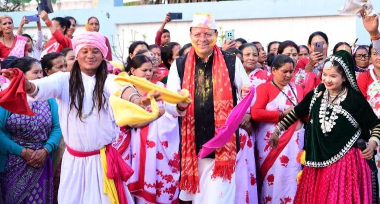 नगला तराई स्थित निजी आवास पर पारंपरिक उल्लास के साथ