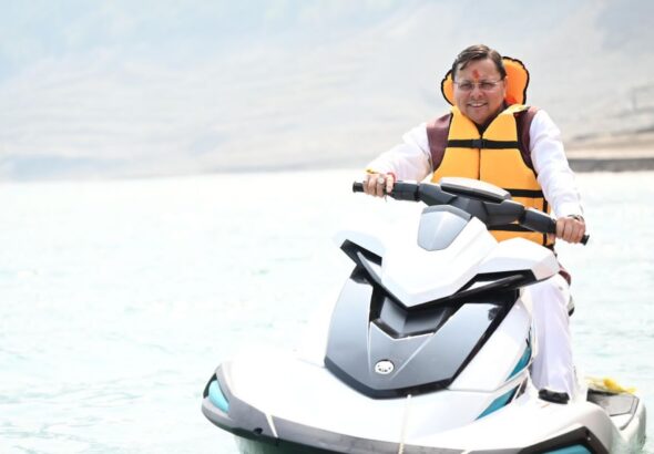 टिहरी झील में रोमांच के सफर पर निकले सीएम धामी,