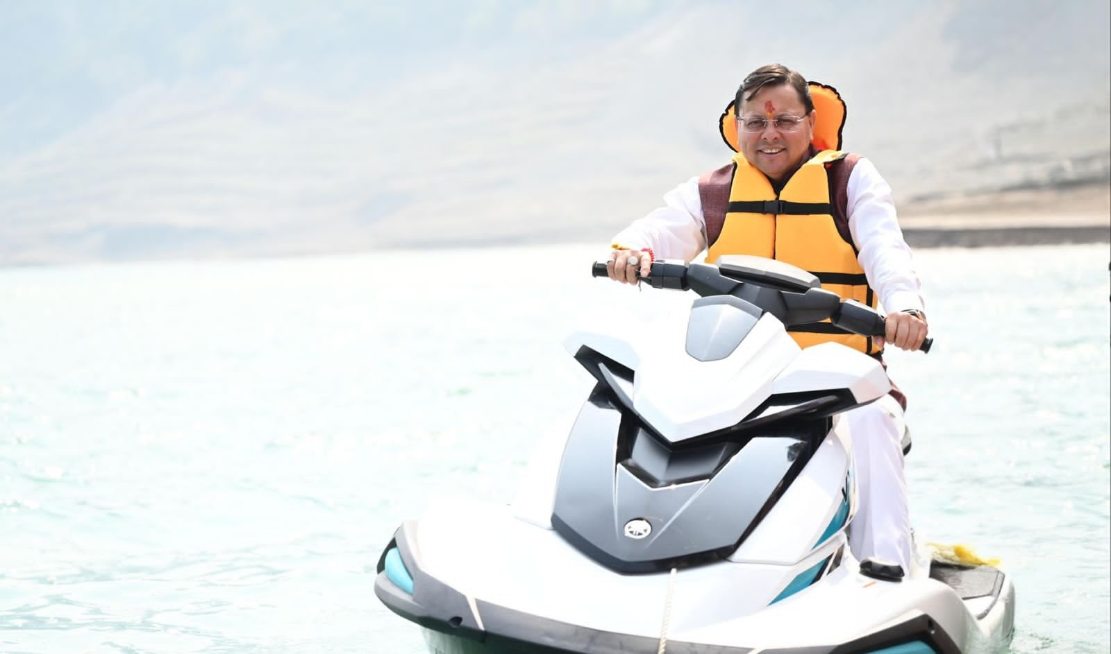 टिहरी झील में रोमांच के सफर पर निकले सीएम धामी,