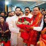 रेसकोर्स स्थित अमरीक हॉल में माता की चौकी में शामिल