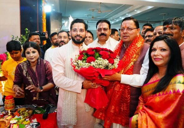 रेसकोर्स स्थित अमरीक हॉल में माता की चौकी में शामिल