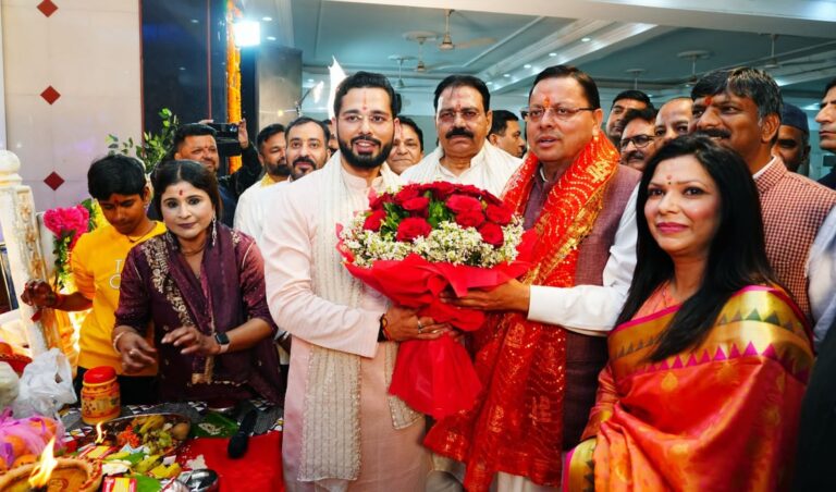 रेसकोर्स स्थित अमरीक हॉल में माता की चौकी में शामिल