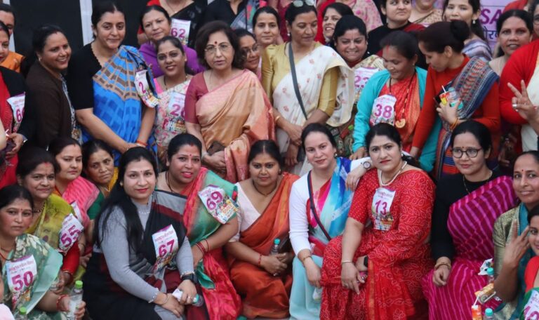 साड़ी गौरव मैराथन का आयोजन, महिलाओं ने परंपरा और फिटनेस