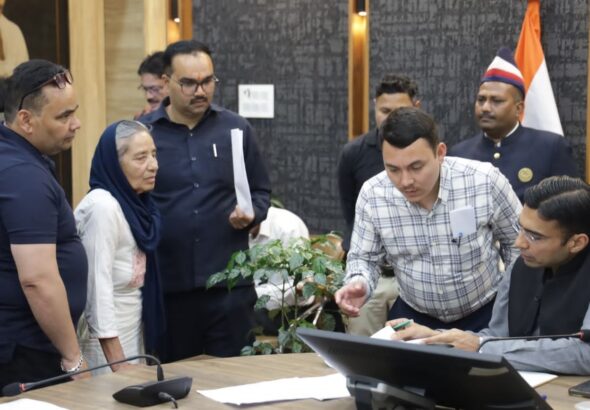 जनता दर्शन में 170 शिकायतें, डीएम सविन बंसल ने कई