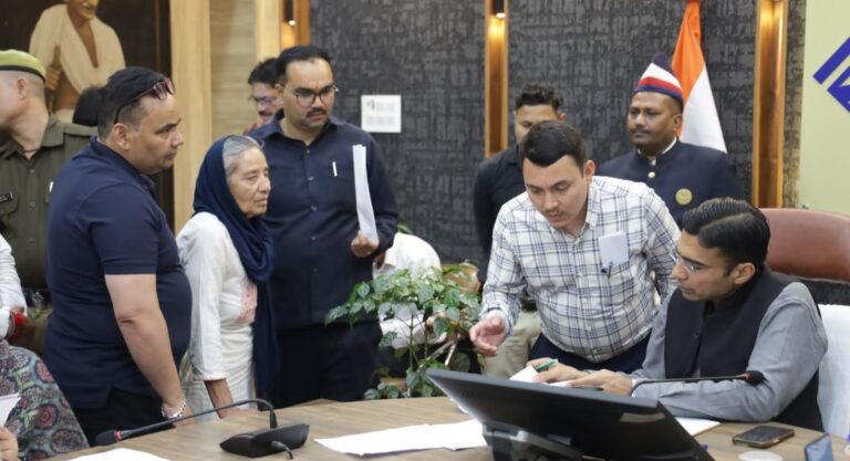 जनता दर्शन में 170 शिकायतें, डीएम सविन बंसल ने कई