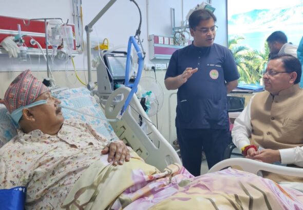 एम्स ऋषिकेश में सतपाल महाराज का हालचाल जानने पहुंचे मुख्यमंत्री