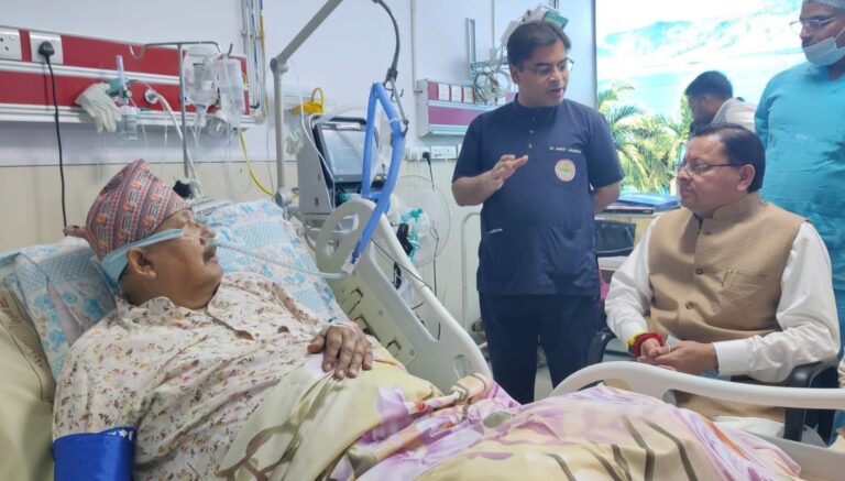 एम्स ऋषिकेश में सतपाल महाराज का हालचाल जानने पहुंचे मुख्यमंत्री