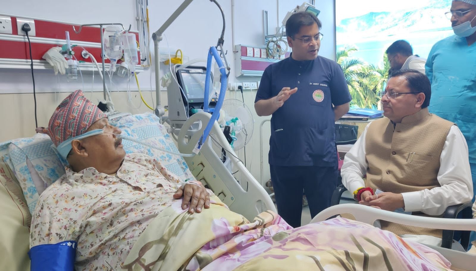 एम्स ऋषिकेश में सतपाल महाराज का हालचाल जानने पहुंचे मुख्यमंत्री